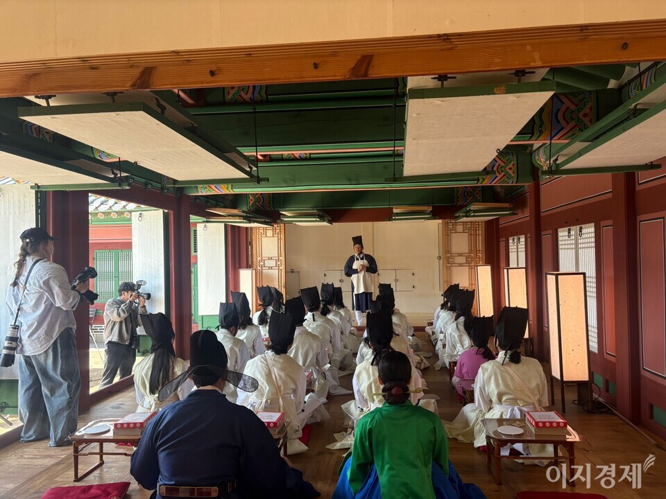 궁중 새내기들이 다과 수업에 참여하고 있다. 사진=이지경제