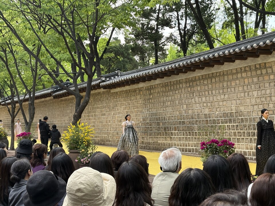 정동 덕수궁길에서 2일 ‘서울패션로드@정동’ 패션쇼 무대가 펼쳐지고 있다. 사진=이지경제