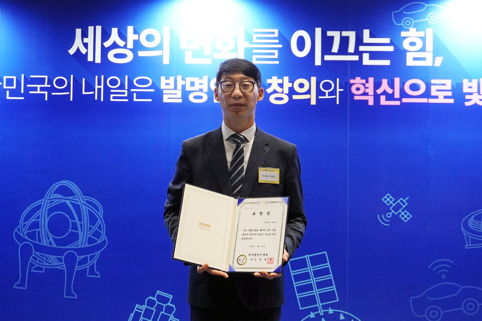 19일 코엑스 마곡에서 개최된 제60회 발명의 날 기념식에서 브릴스가 한국발명진흥회장 표창을 수상했다. 전진 브릴스 대표이사가 한국발명진흥회장 표창을 받고 기념사진을 촬영하고 있다. 사진=브릴스