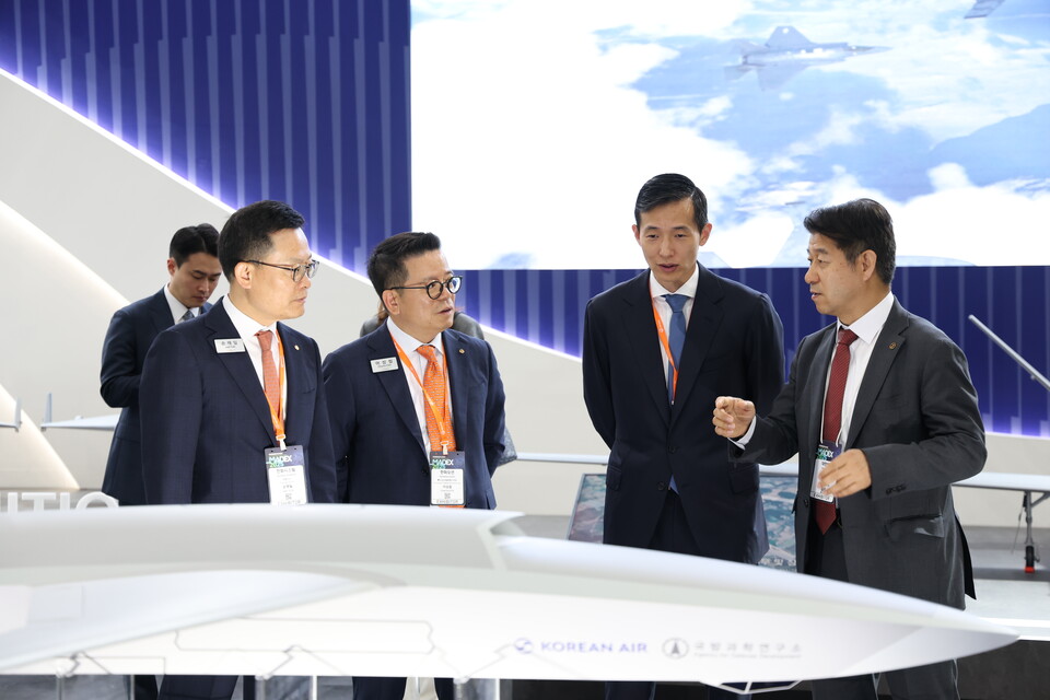 김동관 한화그룹 부회장(사진 오른쪽에서 2번째)이 MADEX(국제해양방위산업전) 2025 이튿날 한화 방산 계열사 사장들과 관계자로부터 설명을 듣고 있다. 사진=한화
