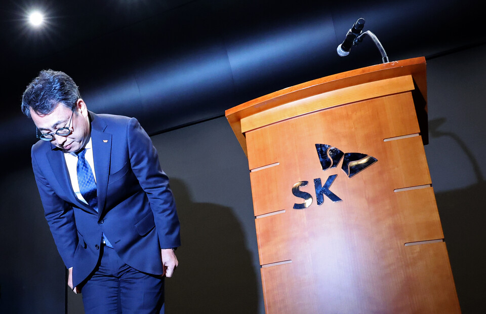 유영상 SK텔레콤 사장이 지난 4월 25일 오전 서울 중구 SK텔레콤 T타워에서 유심 해킹 피해 사태 관련 언론설명회를 열고 고개 숙여 사과를 하고 있다. 사진=뉴시스