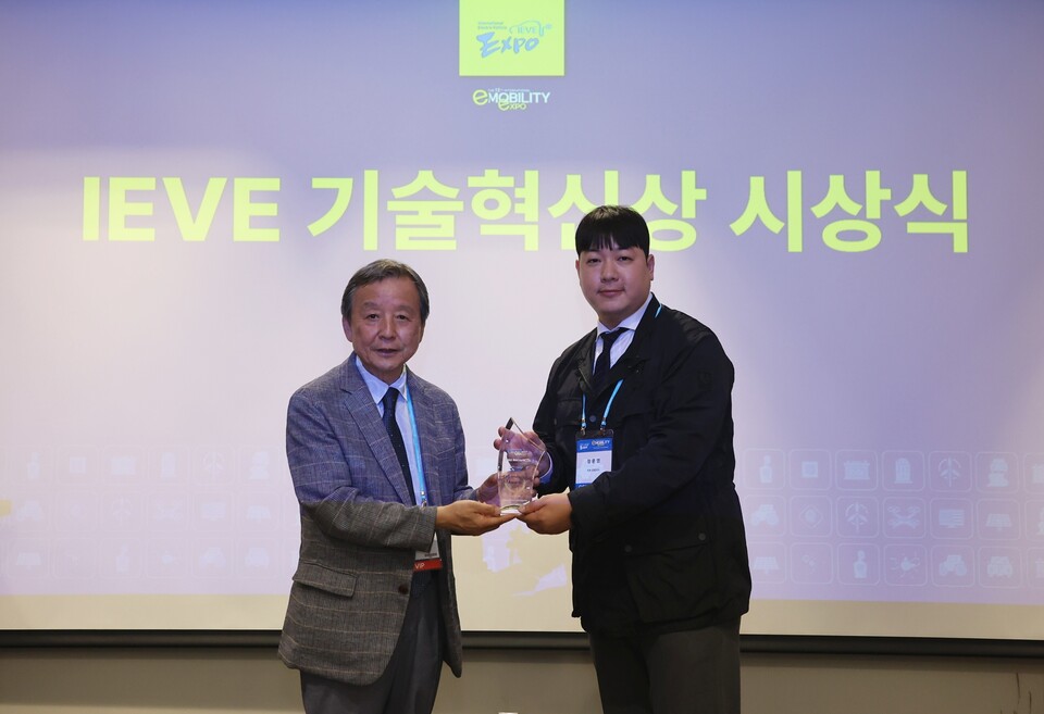 김대환 국제e-모빌리티엑스포 조직위원회장(사진 왼쪽)과 정문영 차봇 모빌리티 CSO. 사진=차봇모빌리티