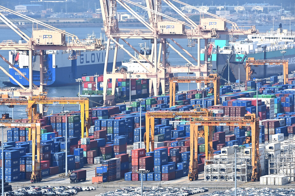 평택항에 쌓여 있는 수출입 컨테이너. 사진=뉴시스