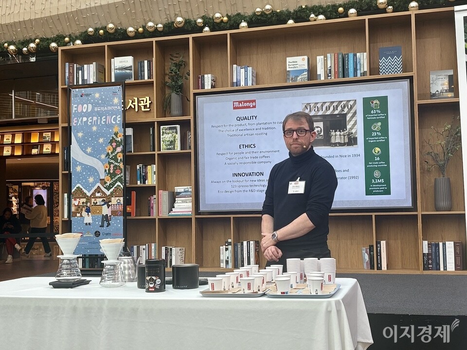 제레미 위베르(Jeremy Hubert) 말롱고 전속 바리스타가 10일 별마당 도서관에서 ‘말롱고 커피 아틀리에’ 세션을 진행하고 있다. 사진=이지경제