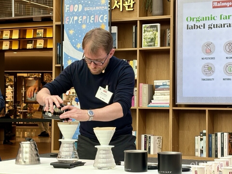 제레미 위베르(Jeremy Hubert) 말롱고 전속 바리스타가 커피 추출을 선보이고 있다. 사진=이지경제