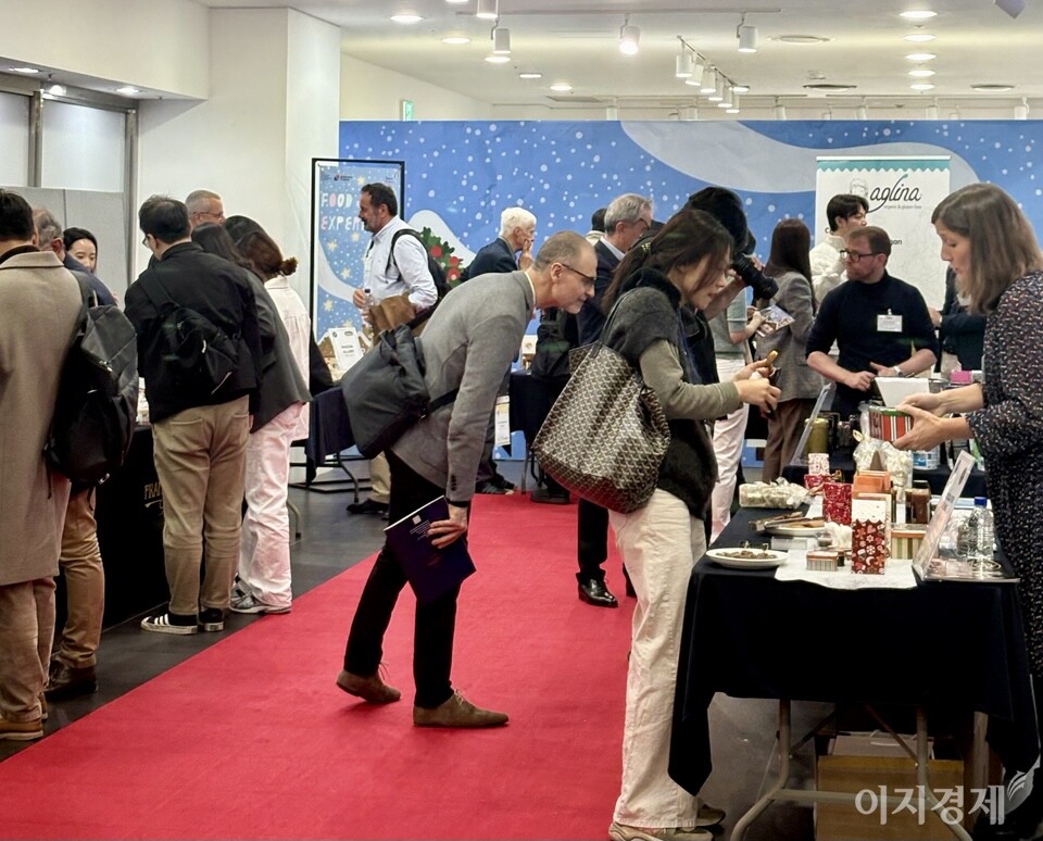 참석자들이 코엑스에서 진행된 ‘푸드 익스피리언스 2025’를 관람하고 있다. 사진=이지경제