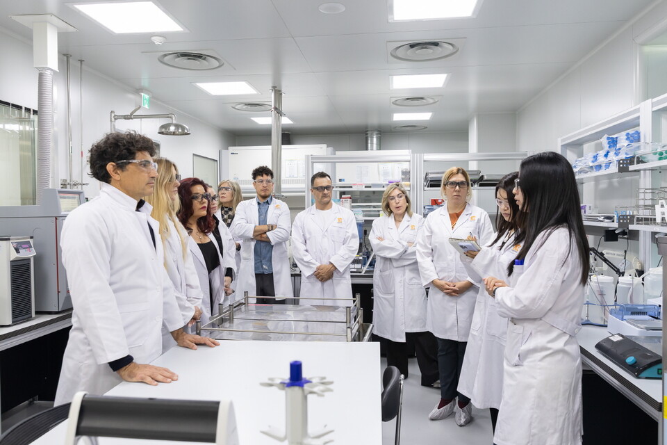 나보타 마스터 클래스에 참여한 아르헨티나 의료진이 나보타 생산시설을 둘러보고 있다. 사진=대웅제약