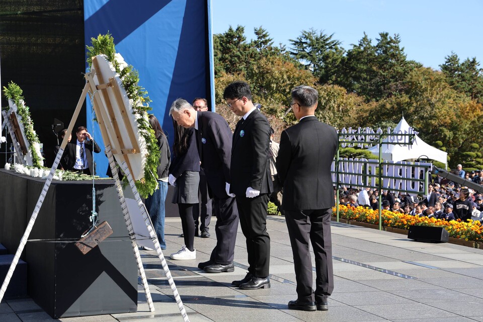 이중근 부영그룹 회장(대한노인회장)을 비롯한 국민대표 4인이 유엔 참전용사들의 숭고한 헌신과 희생을 추모했다. 사진=부영