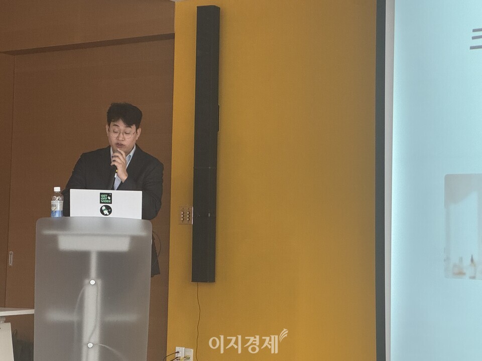 윤준호 포바이포 대표가 11일 서울 여의도 더케이타워에서 열린 ‘포바이포 기술 시연회’에서 개회사를 하고 있다. 사진=이지경제