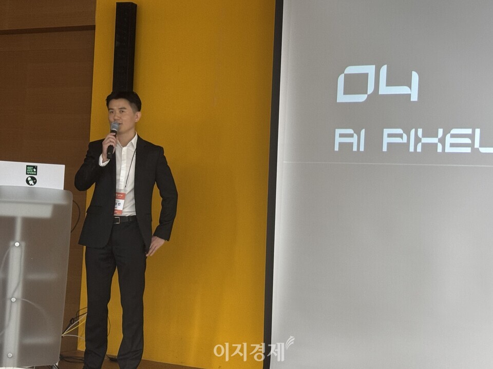 배성완 설루션사업본부장이 11일 서울 여의도 더케이타워에서 열린 ‘포바이포 기술 시연회’에서 포바이포의 신기술 ‘AI 픽셀 스트림’에 대해 설명하고 있다. 사진=이지경제