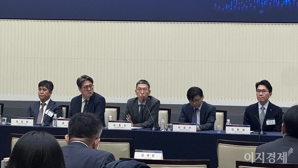 (사진 왼쪽부터) 윤창용 신한투자증권 리서치센터장과 황승택 하나증권 리서치센터장, 유종우 한국투자증권 리서치센터장, 이승우 유진투자증권 리서치센터장, 김동원 KB증권 리서치본부장이 토론을 진행하고 있다. 사진=이지경제