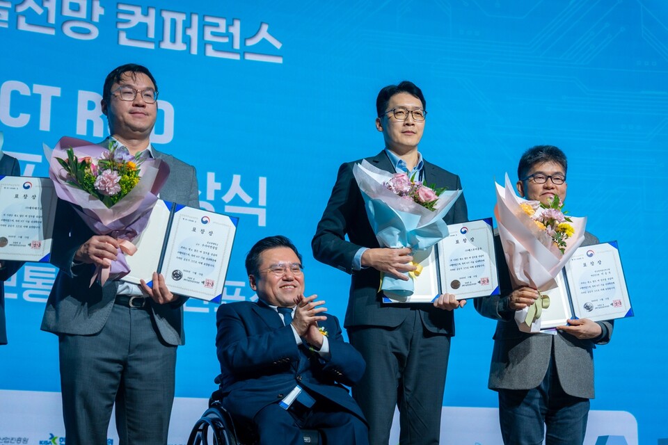 (사진 왼쪽부터) 우 사이먼 성일 성균관대 교수, 박태완 과기정통부 정보통신산업정책관, 서상덕 S2W 대표, 이승욱 한국전자통신연구원 책임연구원이 기념촬영을 하고 있다. 사진=에스투더블유