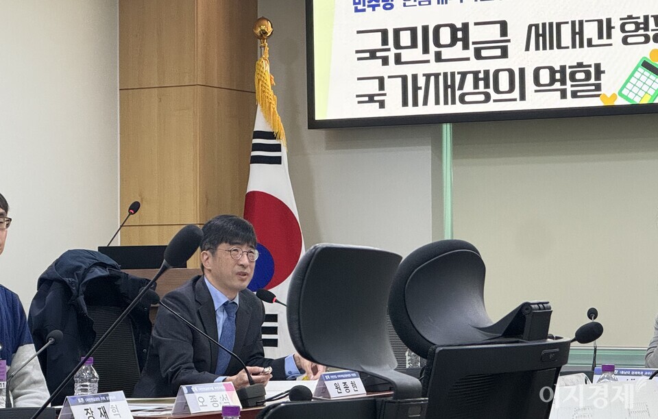 원종현 국민연금 수탁자책임전문위원장이 발제를 진행하고 있다. 사진=이지경제