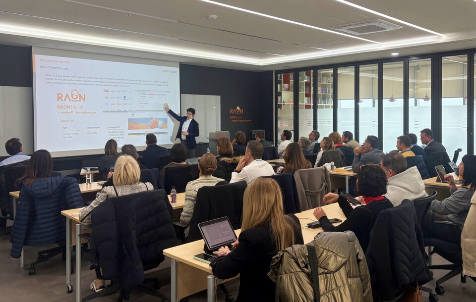 라온시큐어가 스페인 주요 기업 임원을 초청해 한국형 모바일 신분증(K-DID) 기술을 소개했다. 사진=라온시큐어