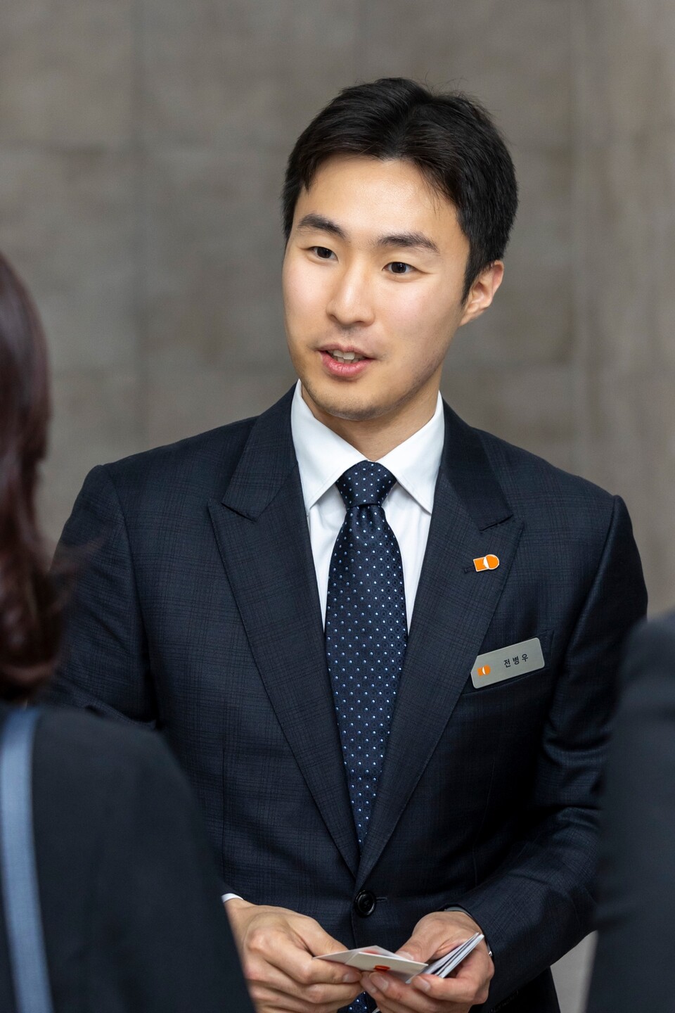 전병우 삼양식품 전무가 지난 6월 밀양 제2공장 준공식에서 해외 바이어들을 만나고 있다. 사진=삼양식품