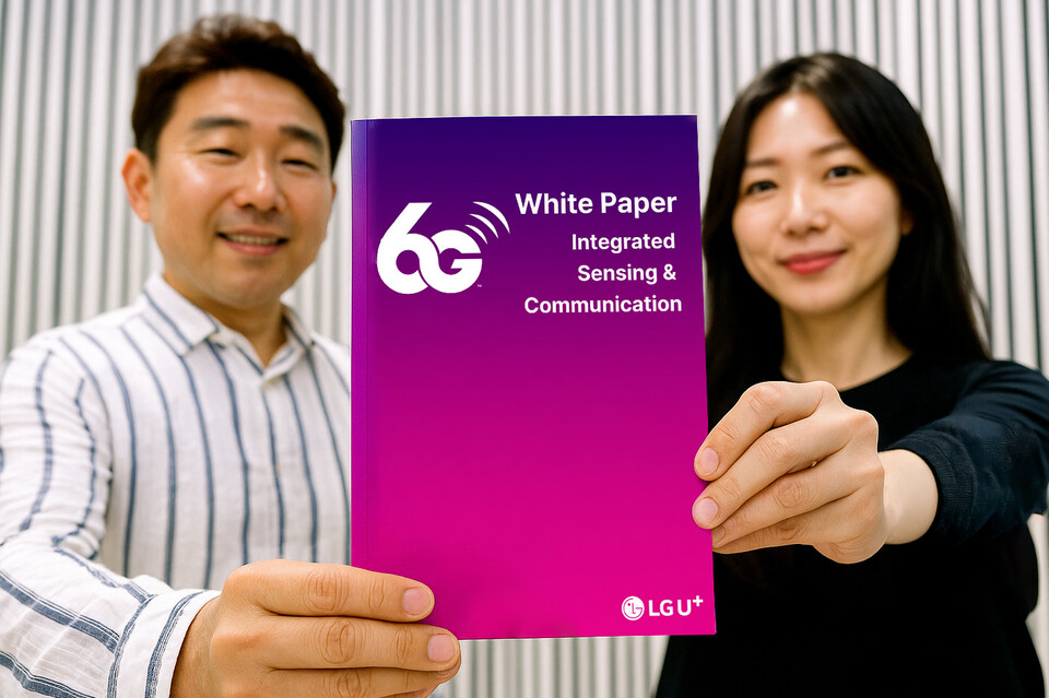 LG유플러스 6G 백서 표지를 모델이 선보이고 있는 모습을 AI로 생성한 이미지. 이미지=LG유플러스