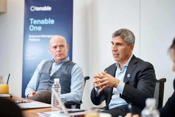 (사진 오른쪽부터)스티브 빈츠 테너블 공동 최고경영자와 개빈 밀라드 인텔리전스 부문 부사장은 한국을 방문해 ‘선제적 보안’ 중요성에 대해 설명하고 있다. 사진=테너블