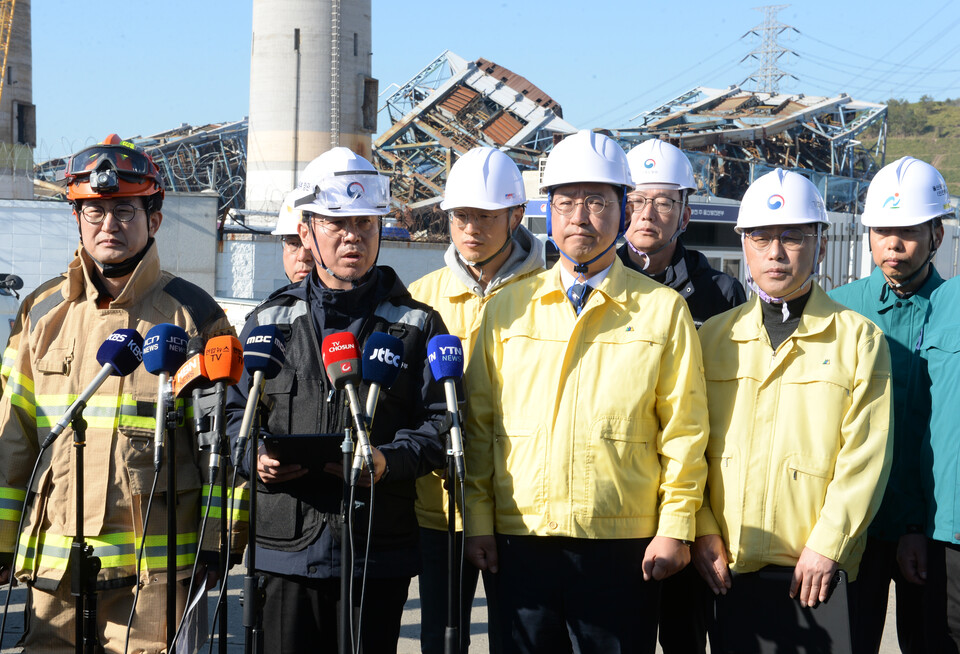 사고 수습 후 현장 브리핑하는 김영훈 고용노동부 장관. 사진=뉴시스