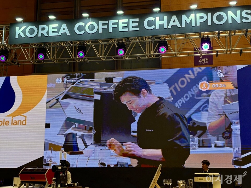 19일 코엑스에서 바리스타가 ‘2026 코리아 커피 챔피언십’에 참가하고 있다. 사진=이지경제