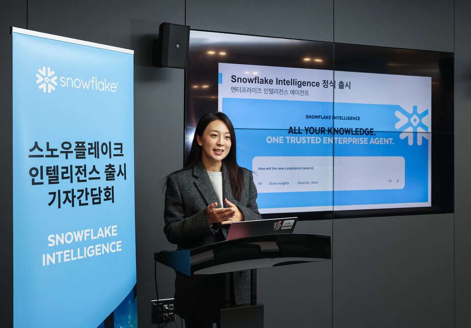 이수현 스노우플레이크 에반젤리스트가 강남구 코엑스 스파크플러스에서 열린 기자간담회에서 스노우플레이크는 정식 출시된 AI 에이전트 ‘스노우플레이크 인텔리전스’에 대해 소개하고 있다. 사진=스노우플레이크