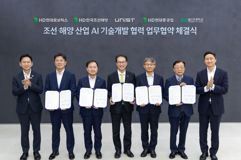 HD현대는 20일 판교 글로벌R&D센터에서 UNIST, 울산대와 ‘조선·해양 산업 AI 기술 개발 협력을 위한 업무협약’을 체결했다. (사진 오른쪽부터) 정기선 HD현대 회장, 오연천 울산대 총장, 금석호 HD현대중공업 사장, 박종래 UNIST 총장, 김형관 HD한국조선해양 사장, 정영근 HD현대로보틱스 로봇사업부문장, 배경훈 부총리 겸 과학기술정보통신부 장관. 사진=HD현대