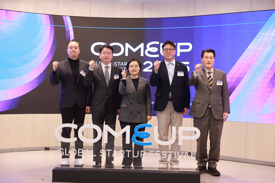 한성숙 중소벤처기업부 장관이 20일 서울 강남구 글로벌스타트업센터(GSC)에서 열린 '컴업(COMEUP) 2025' 미디어데이에서 이정민 벤처기업협회 사무총장, 김학균 한국벤처캐피탈협회장, 한상우 코리아스타트업포럼 의장, 유종필 창업진흥원장과 기념사진을 촬영하고 있다. 사진=중소벤처기업부