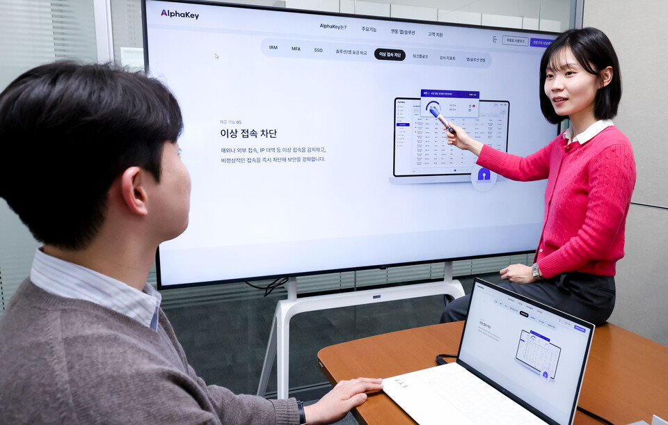 LG유플러스 직원들이 ‘알파키’의 주요 기능을 소개하고 있다. 사진=LG유플러스
