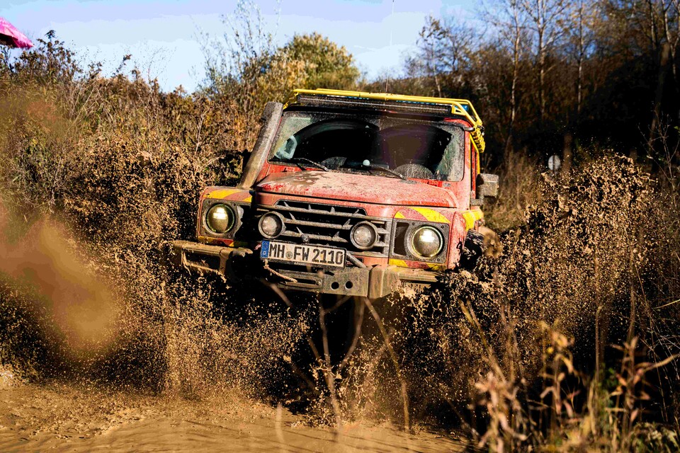 독일 뮐하임 소방·구조본부 긴급 출동 차량으로 공식 선정된 '이네오스 그레나디어' 험지 주행 모습. 사진=이네오스 오토모티브
