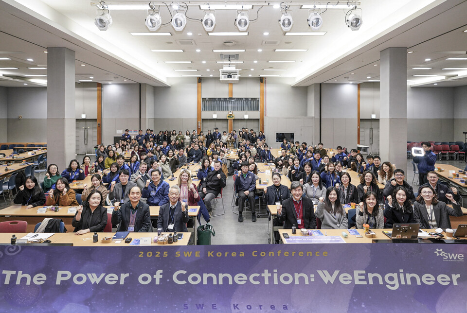 제너럴 모터스가 개최한 ‘2025 SWE 코리아 컨퍼런스’ 참가자들이 단체사진을 촬영하고 있다. 사진=GM