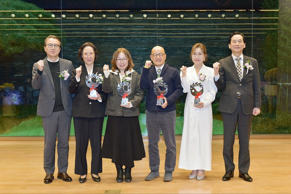 19일 서울 종로구 교보생명빌딩에서 열린 ‘제27회 교보교육대상 시상식’에서 (사진 왼쪽부터) 김동일 서울대 평생교육원장, 캐서린 한 한국NVC센터 고문, 정채민 어린이날다 사회적협동조합 이사장, 김태곤 송악마을교육네트워크 오늘 대표, 김영래 신일중 교사, 최화정 교보생명 이사장이 기념촬영을 하고 있다. 사진=교보생명