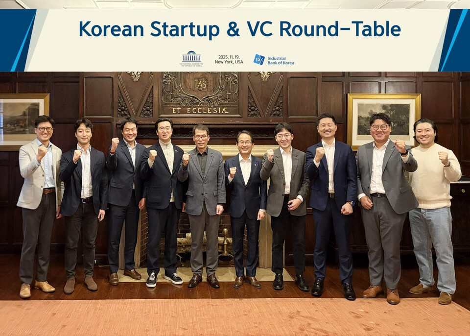 19일(현지시간) 미국 뉴욕 하버드클럽에서 (사진 왼쪽부터) 김대용 김씨마켓(Kim’C Market) 대표, 에디 리 화이트스타캐피탈(White Star Capital) 파트너, 이성환 SV인베스트먼트 미국법인 이사, 강민국 국민의힘 의원, 김성태 은행장, 강준현 더불어민주당 의원, 우성훈 아모지(Amogy) 대표, 유정석 법무법인 폴리호그(Foley Hoag LLP) 파트너 변호사 등이 기념촬영을 하고 있다. 사진=IBK기업은행