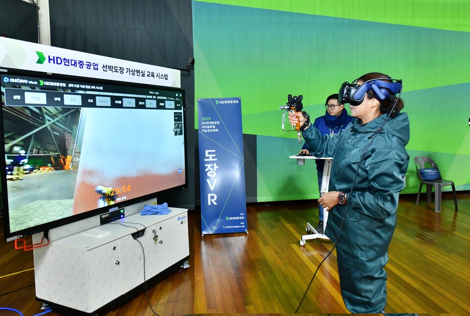 도장 스프레이 직종 참가자가 VR 장비를 이용해 과제를 수행하는 모습. 사진=HD현대중공업