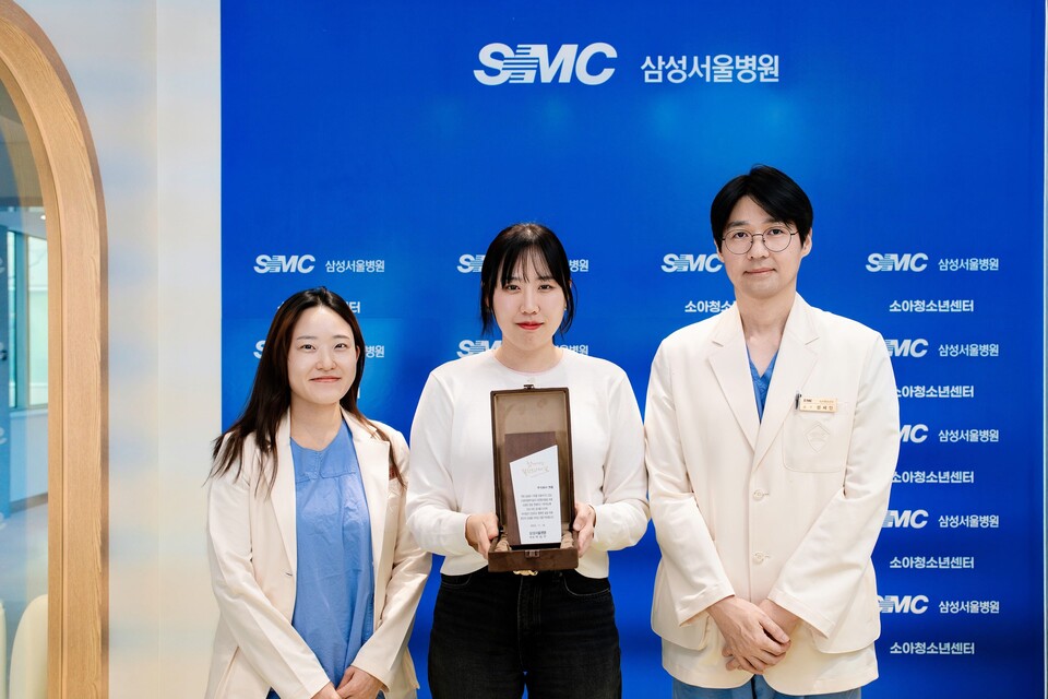 나주영 앳홈 미닉스 BO(사진 가운데)가 삼성서울병원 소아청소년센터에서 진행된 기부금 전달식에 참여해 기념 촬영을 하고 있다. 사진=앳홈