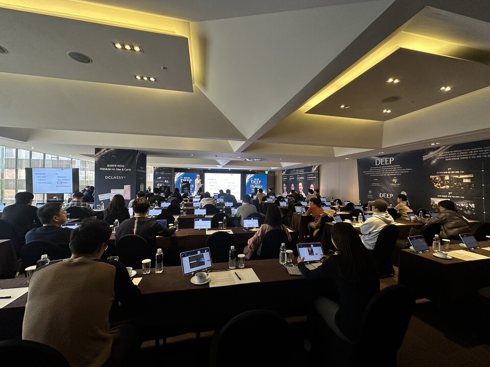 대웅제약과 DNC 에스테틱스가 개최한 딥 심포지엄에서 라이브 시술 이원생중계 프로그램이 운영되고 있다. 사진=대웅제약