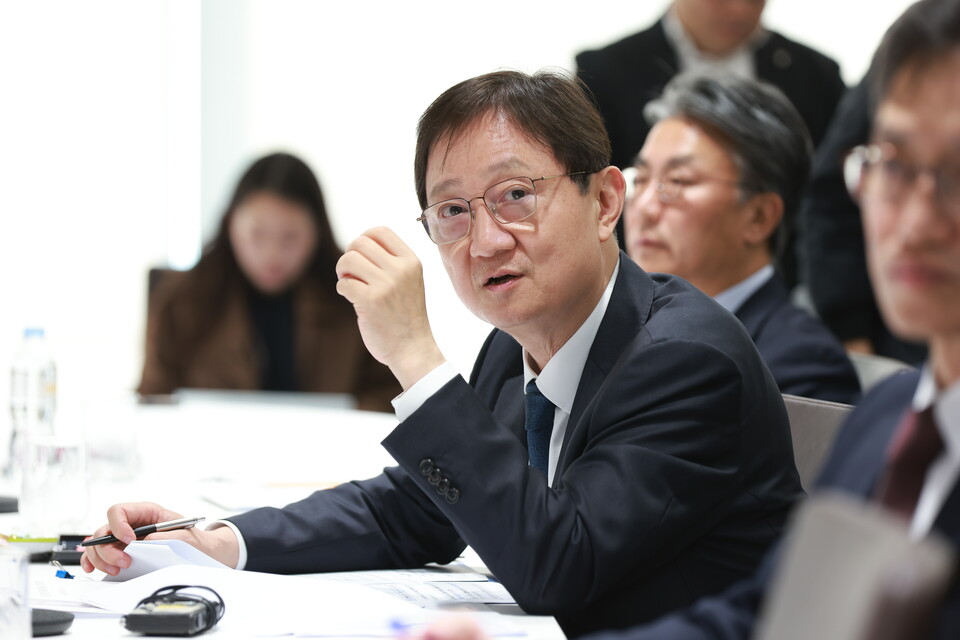 이찬진 금융감독원장이 24일 키움증권 본사를 방문해 발행어음 업무 준비 상황을 확인하고 있다. 사진=금융감독원