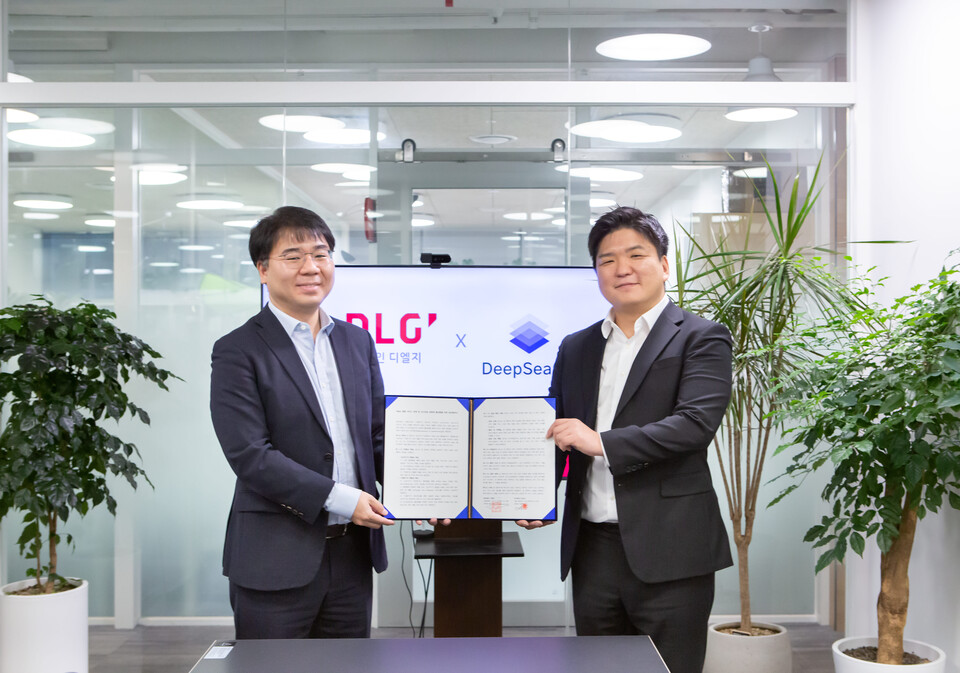 안희철 법무법인 디엘지 대표변호사(사진 왼쪽)와 김재윤 딥서치 대표가 업무협약식 이후 기념촬영을 하고 있다. 사진=딥서치