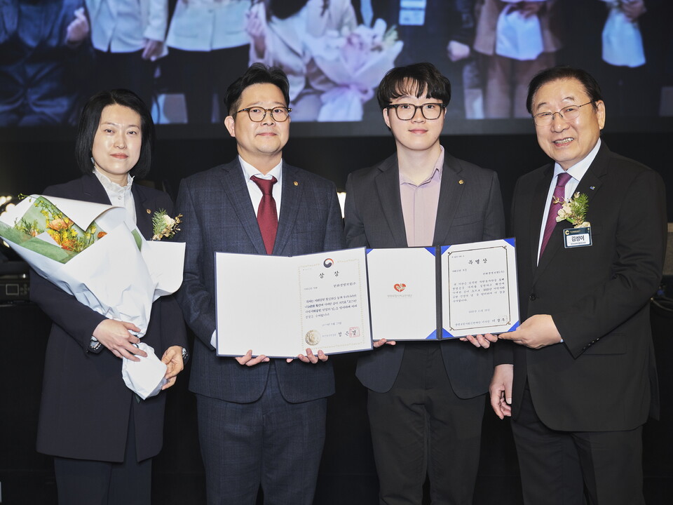 25일 열린 ‘2025 지역사회공헌 인정제’ 시상식에서 한화생명이 인정기관으로 선정되며 보건복지부 장관상과 특별상을 동시에 수상했다. 한화생명 임직원과 사회복지협의회 회장 김성이 회장(사진 오른쪽 첫번째)이 기념촬영을 하고 있다. 사진=한화생명 