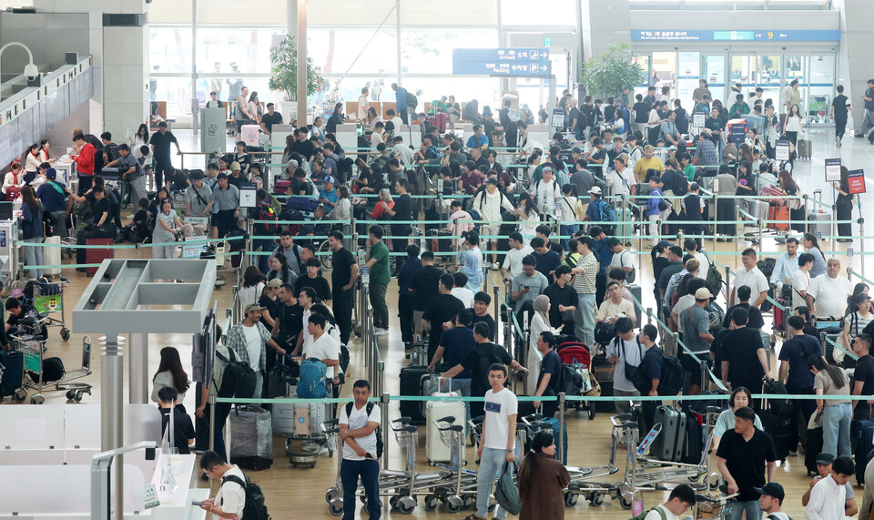 인천국제공항 1터미널 출국장이 해외여행을 떠나는 여행객들로 북적이고 있다. 사진=뉴시스