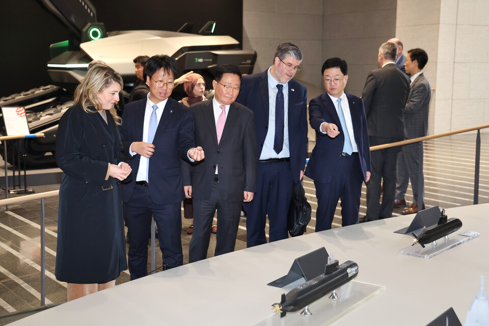 25일 멜라니 졸리(Melanie Joly) 캐나다 산업부 장관, 필립 라포튠(Philippe Lafortune) 주한 캐나다 대사 일행이 조석 HD현대 부회장, 주원호 HD현대중공업 사장과 함께 HD현대 글로벌R&D센터에서 미래형 선박·잠수함·호위함 등 함정 모형을 둘러보는 모습. 사진=HD현대