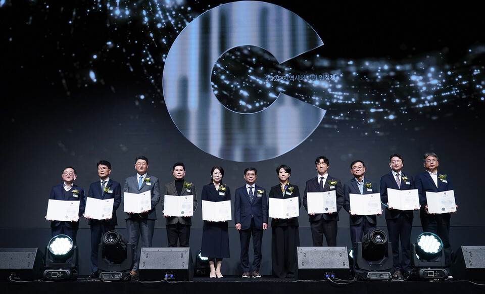 HS효성첨단소재가 7년 연속 ‘지역사회공헌 인정기업'으로 선정됐다. 최형식 HS효성 커뮤니케이션실 상무(사진 오른쪽에서 4번째)와 관계자들이 단체 사진을 촬영하는 모습. 사진=HS효성