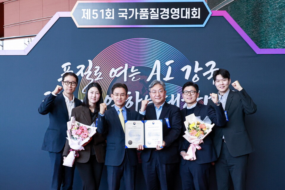 최덕진 대한항공씨앤디서비스 대표(사진 왼쪽에서 3번째)가 ‘제51회 국가품질경영대회’에서 품질 경쟁력 우수기업으로 선정된 후 직원들과 기념사진을 촬영하는 모습. 사진=대한항공씨앤디서비스