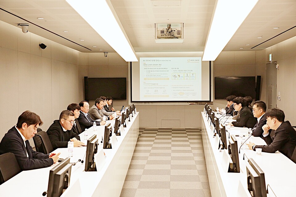 정대웅 ㈜한화 건설부문 안전보건기획팀 팀장이 노동 안전 관리 방안에 대해 설명하고 있다. 사진=한화 건설부문