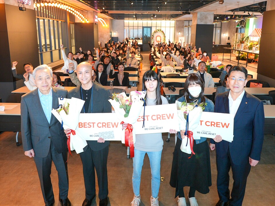 25일 서울 드림플러스 강남 이벤트홀에서 열린 암 경험청년 돌봄 캠페인 ‘위 케어 리셋데이’ 행사 참가자들이 기념사진을 찍고 있다. (사진 오른쪽 첫 번째부터) 임석현 한화생명 기획실장, 암경험청년 3명, 이민혁 대한암협회 회장. 사진=한화생명 