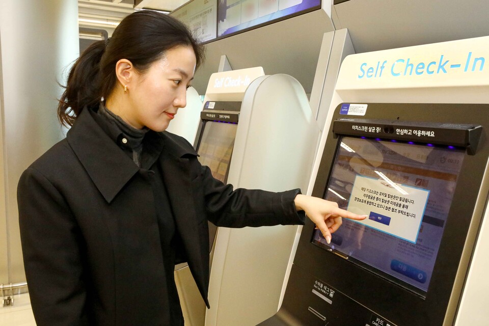김포공항 국내선 청사에서 제주항공 탑승객이 키오스크를 이용해 모바일 탑승권을 발권 받고 있다. 사진=제주항공