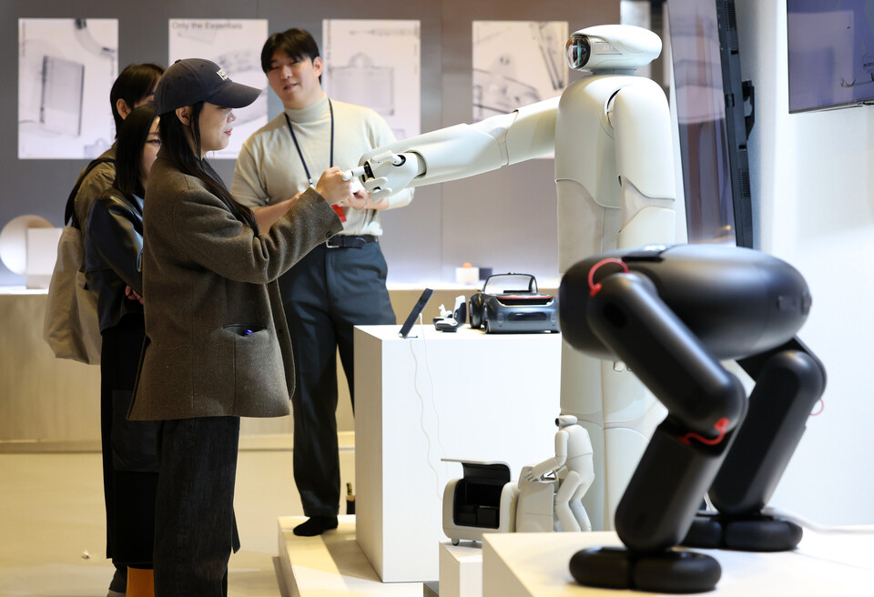 관람객들이 휴머노이드 로봇을 살펴보고 있다. 사진=뉴시스