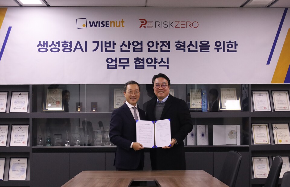 강용성 와이즈넛 대표(사진 왼쪽)와 최영호 리스크제로 대표가 업무협약식 이후 기념촬영을 하고 있다. 사진=와이즈넛 