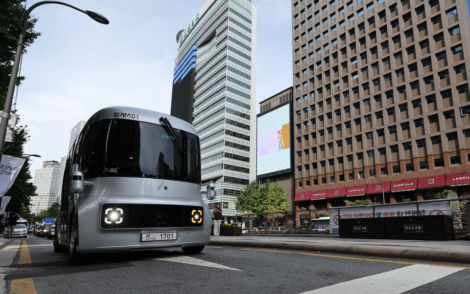 서울 중구 청계광장 인근에서 운전석 없는 자율주행셔틀버스가 시범운행 되고 있다. 사진=뉴시스