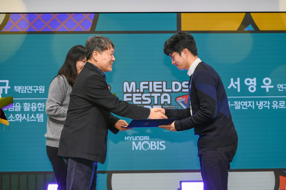 이규석 현대모비스 사장(왼쪽)이 ‘2025 엠필즈 페스타’에 참석해 우수 아이디어로 선정된 직원들에게 상장을 수여하고 있다. 사진=현대모비스